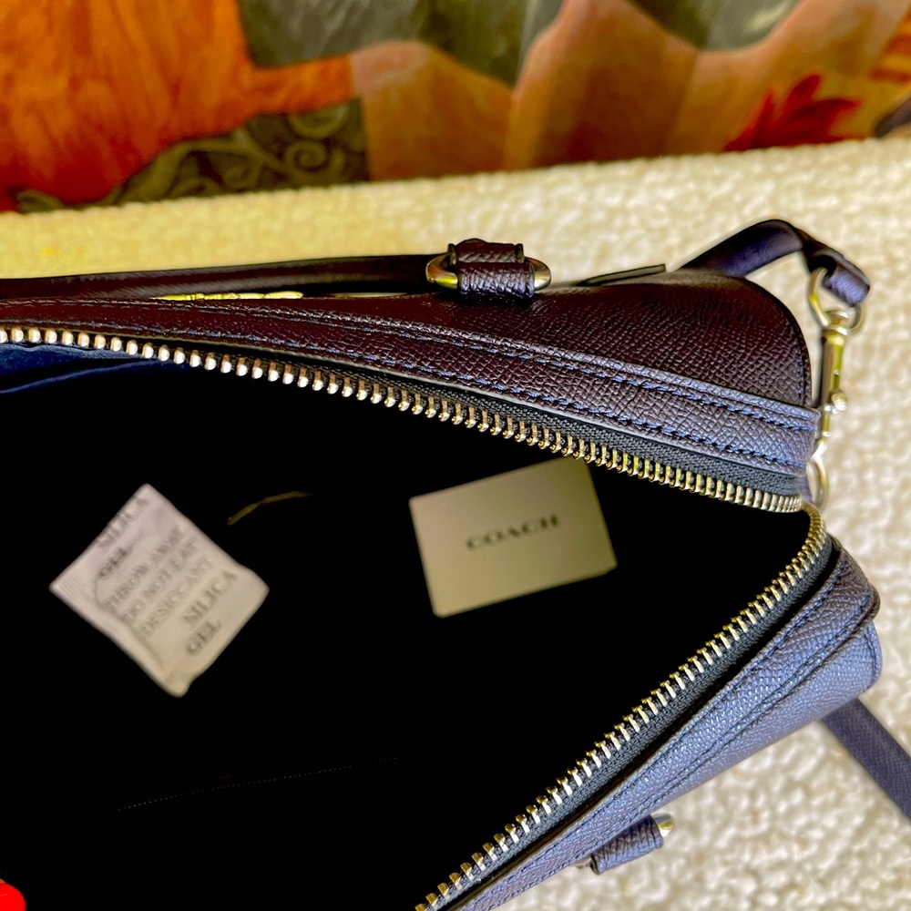 Like new Coach bag!! Perfect Navy blue! Great condition used once!